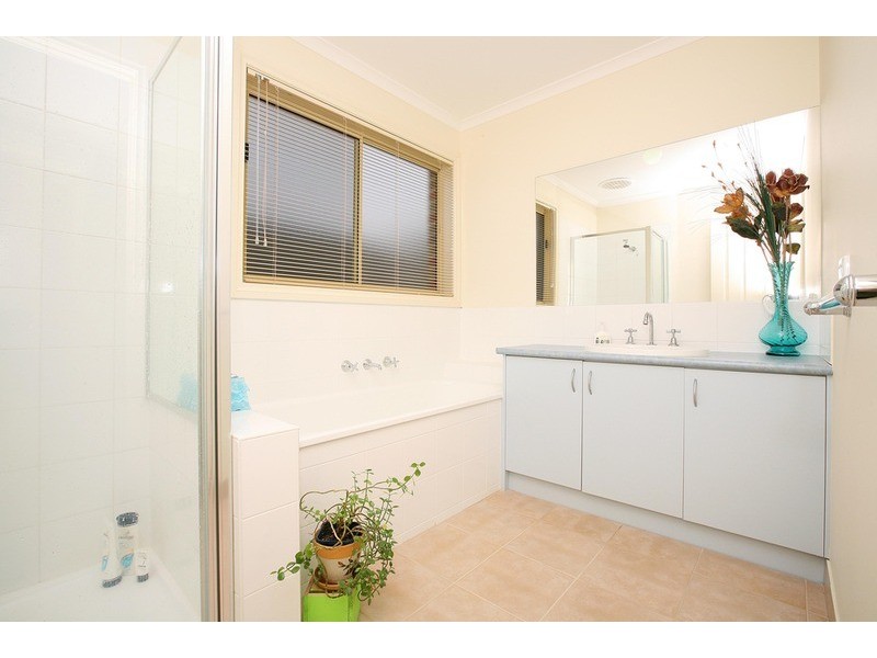 2/9 Marner Avenue, Hillside VIC 3037