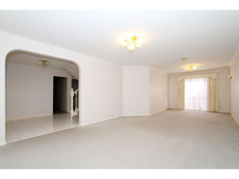 33 McCubbin Drive, Taylors Lakes VIC 3038