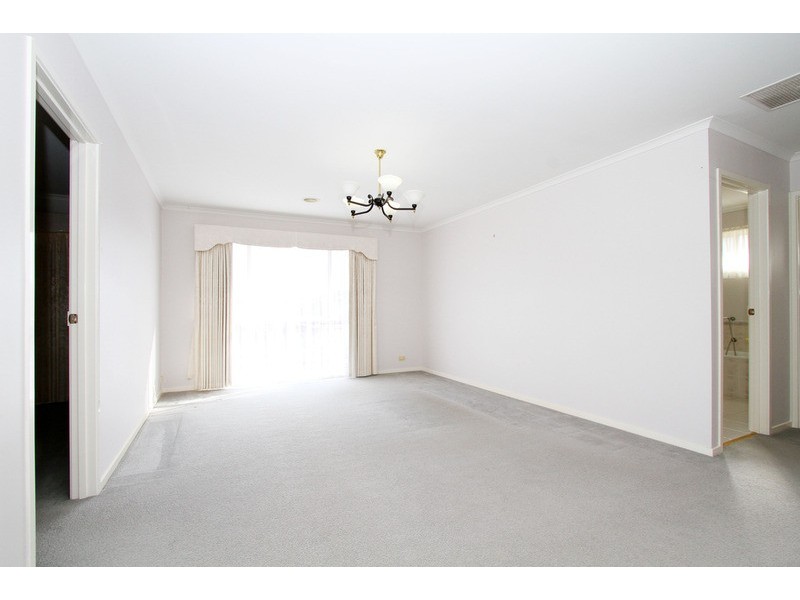 33 McCubbin Drive, Taylors Lakes VIC 3038