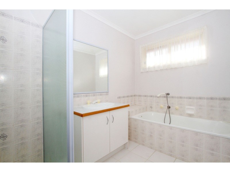 33 McCubbin Drive, Taylors Lakes VIC 3038