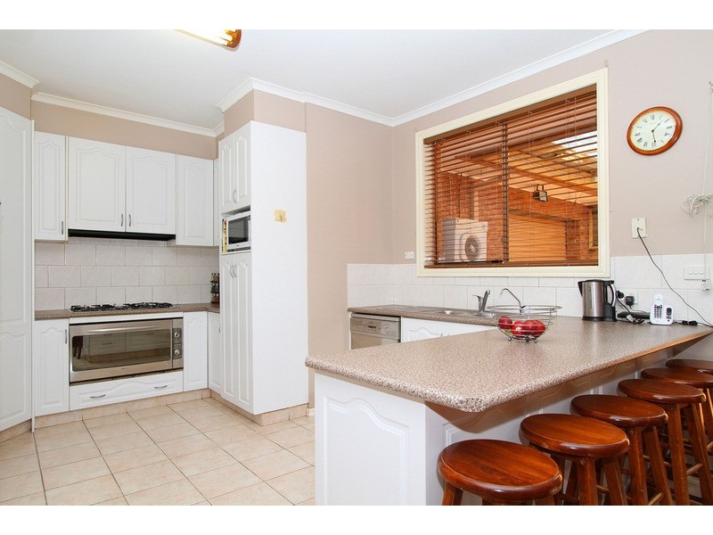 8 Rosehedge Drive, Sydenham VIC 3037