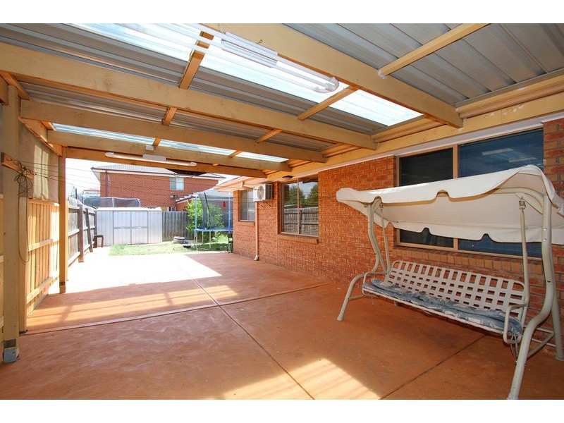 8 Rosehedge Drive, Sydenham VIC 3037