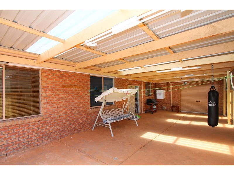 8 Rosehedge Drive, Sydenham VIC 3037