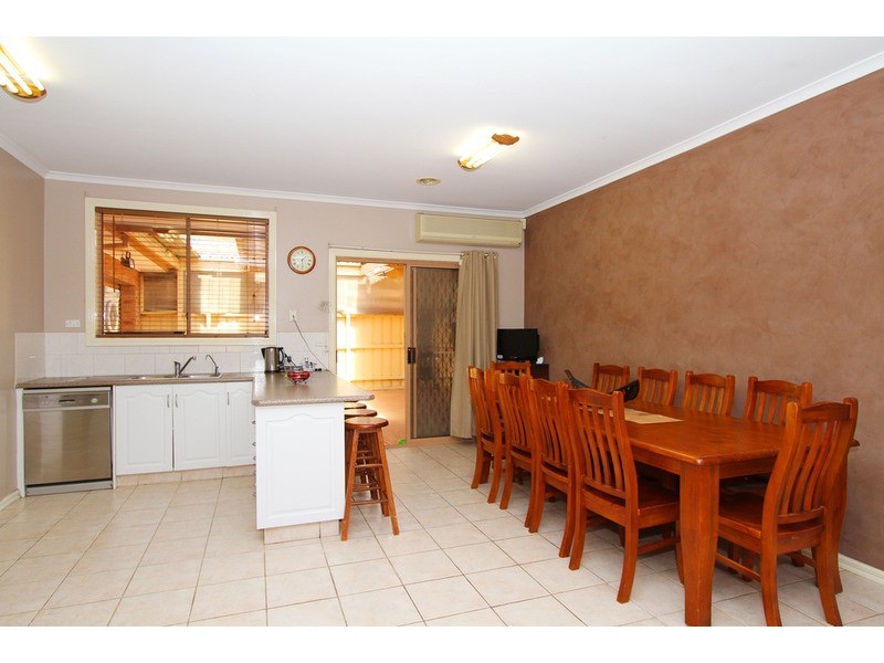 8 Rosehedge Drive, Sydenham VIC 3037