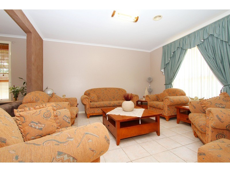 8 Rosehedge Drive, Sydenham VIC 3037