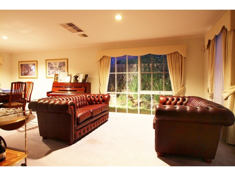 10 Hawkesbury Avenue, Hillside VIC 3037