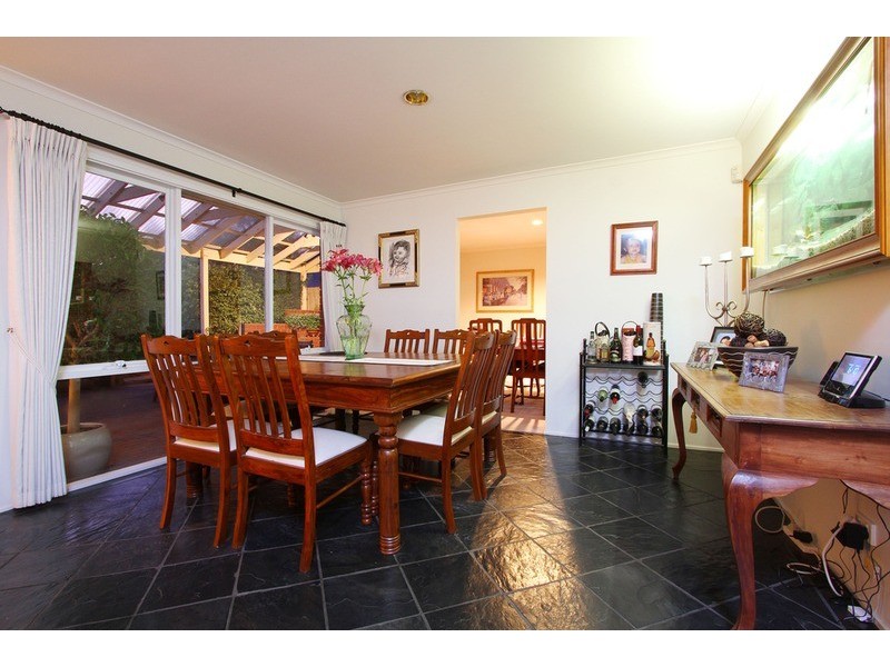 10 Hawkesbury Avenue, Hillside VIC 3037