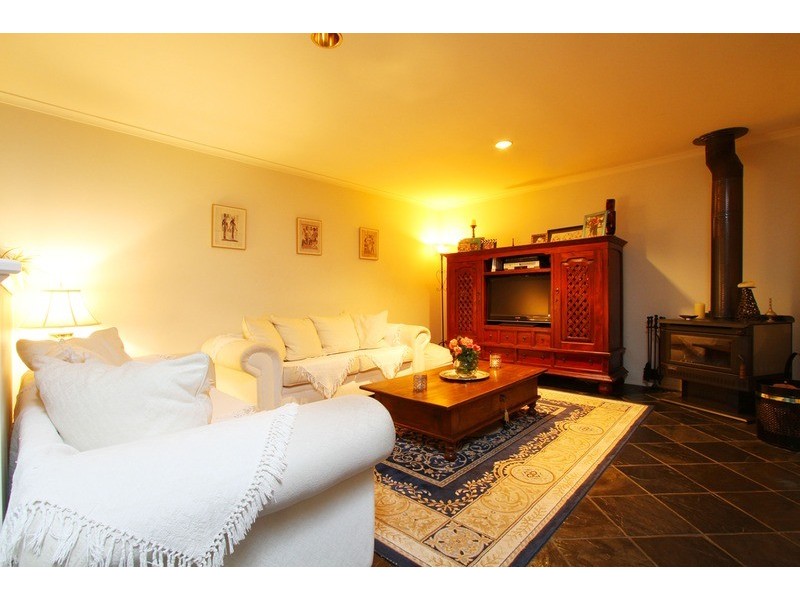 10 Hawkesbury Avenue, Hillside VIC 3037