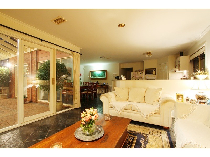 10 Hawkesbury Avenue, Hillside VIC 3037