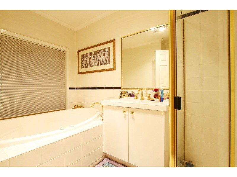 10 Hawkesbury Avenue, Hillside VIC 3037