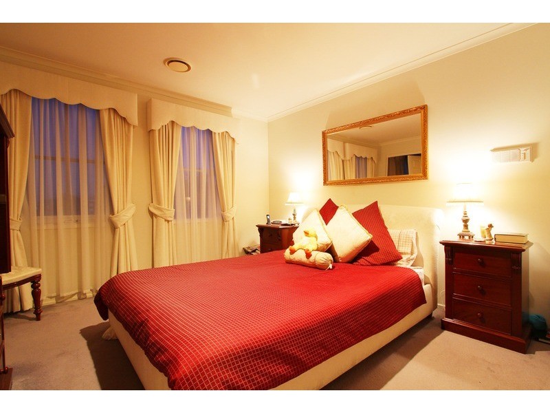 10 Hawkesbury Avenue, Hillside VIC 3037