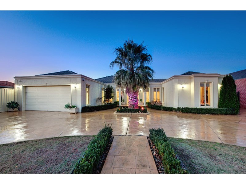 16 Balonne Close, Taylors Lakes VIC 3038
