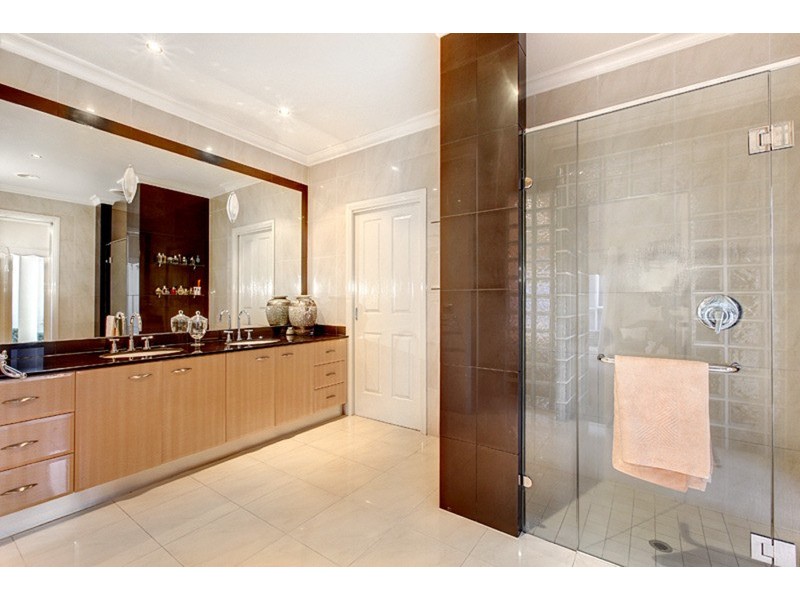 16 Balonne Close, Taylors Lakes VIC 3038