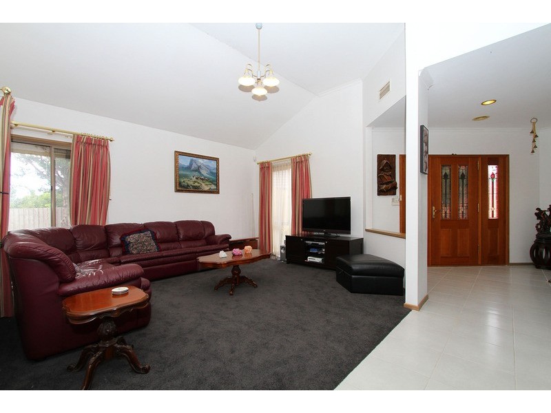 15 Laser Court, Taylors Lakes VIC 3038