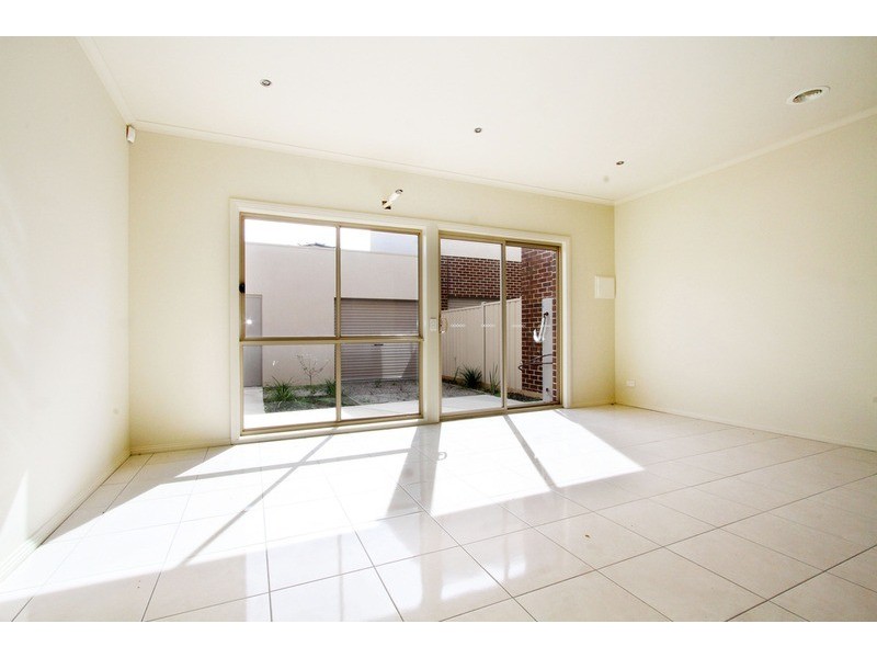 27 Landcox  Way, Caroline Springs VIC 3023