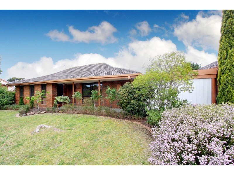 11 Cocoparra Crescent, Taylors Lakes VIC 3038