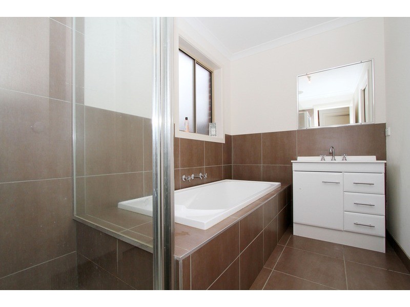 2/69 Dongola Road, Keilor Downs VIC 3038