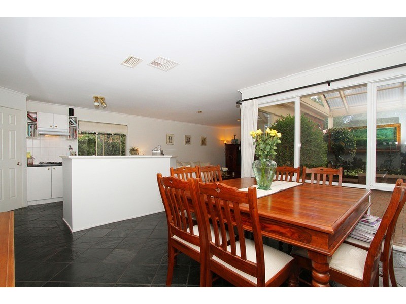 10 Hawkesbury Avenue, Hillside VIC 3037