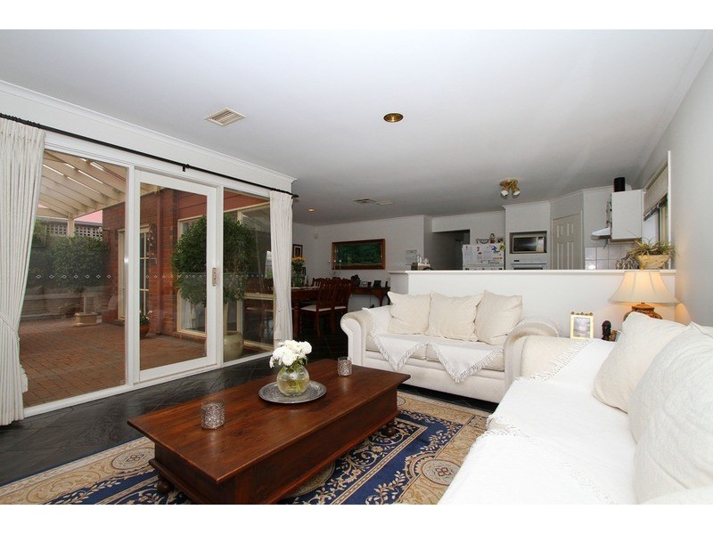 10 Hawkesbury Avenue, Hillside VIC 3037