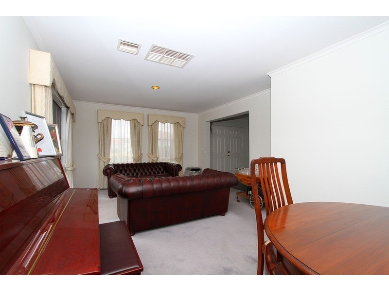 10 Hawkesbury Avenue, Hillside VIC 3037