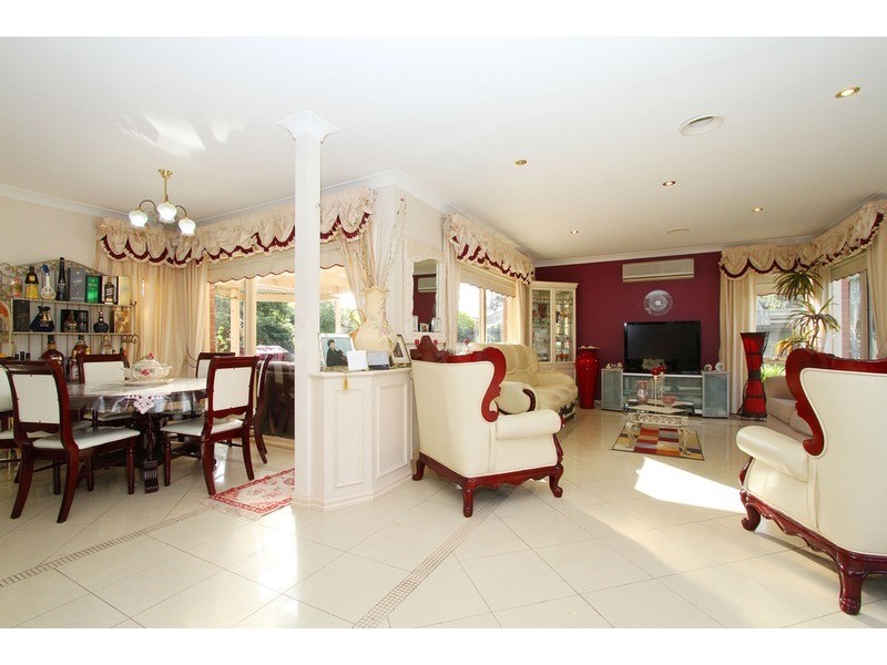 4 Wentworth Drive, Taylors Lakes VIC 3038