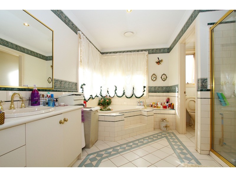 4 Wentworth Drive, Taylors Lakes VIC 3038