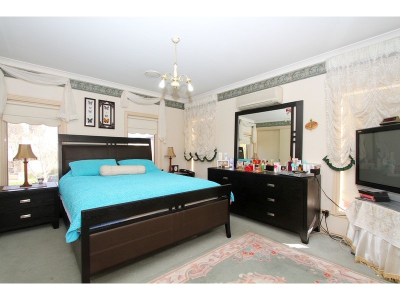 4 Wentworth Drive, Taylors Lakes VIC 3038