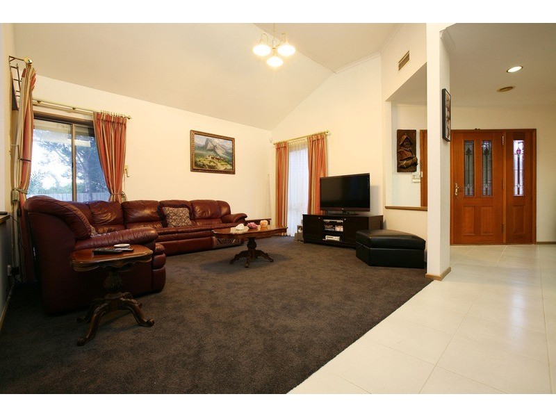 15 Laser Court, Taylors Lakes VIC 3038