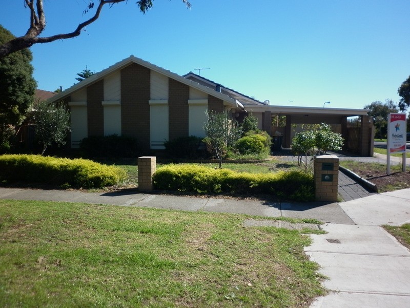 2 Parmelia Drive, Taylors Lakes VIC 3038