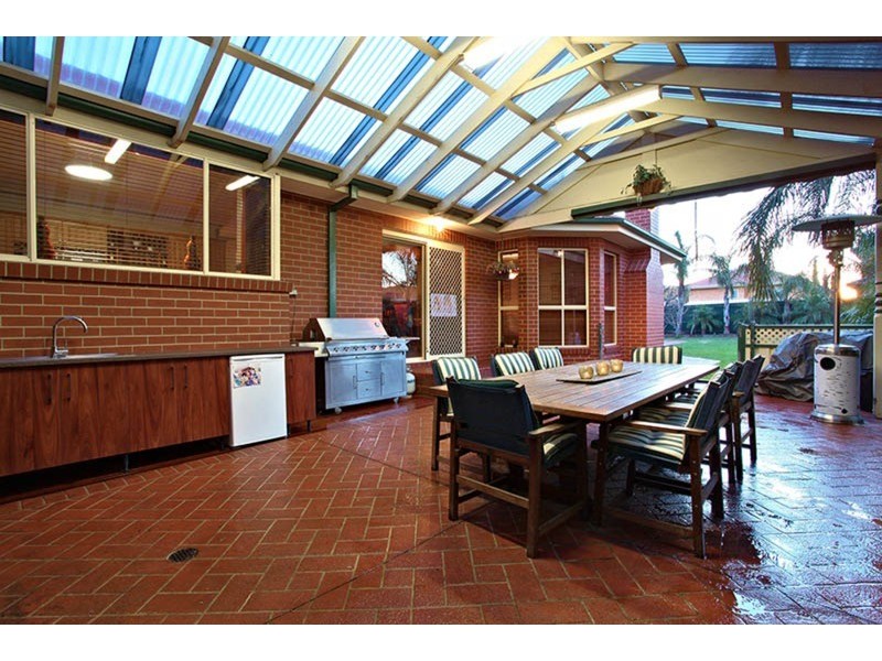 1 Nepean Court, Taylors Lakes VIC 3038