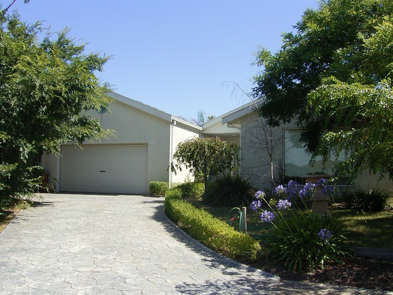 8 Rivoli Place, Taylors Lakes VIC 3038