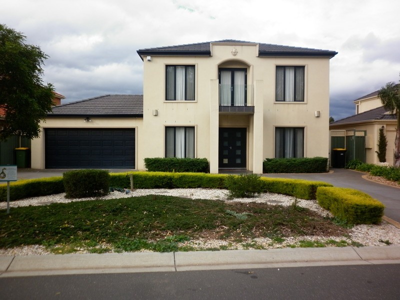 33 Wendouree  Parade, Caroline Springs VIC 3023