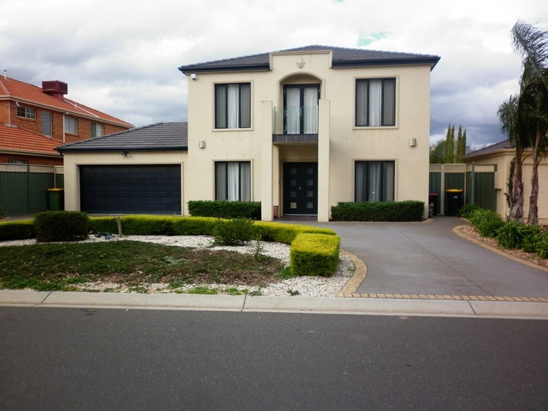 33 Wendouree Parade, Caroline Springs VIC 3023