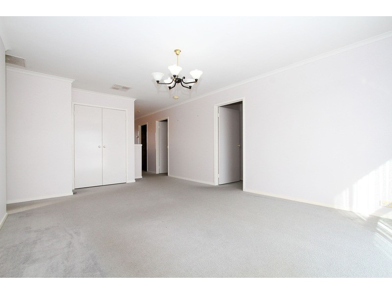 33 McCubbin Drive, Taylors Lakes VIC 3038