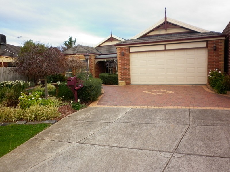 10 Roper  Court, Taylors Lakes VIC 3038