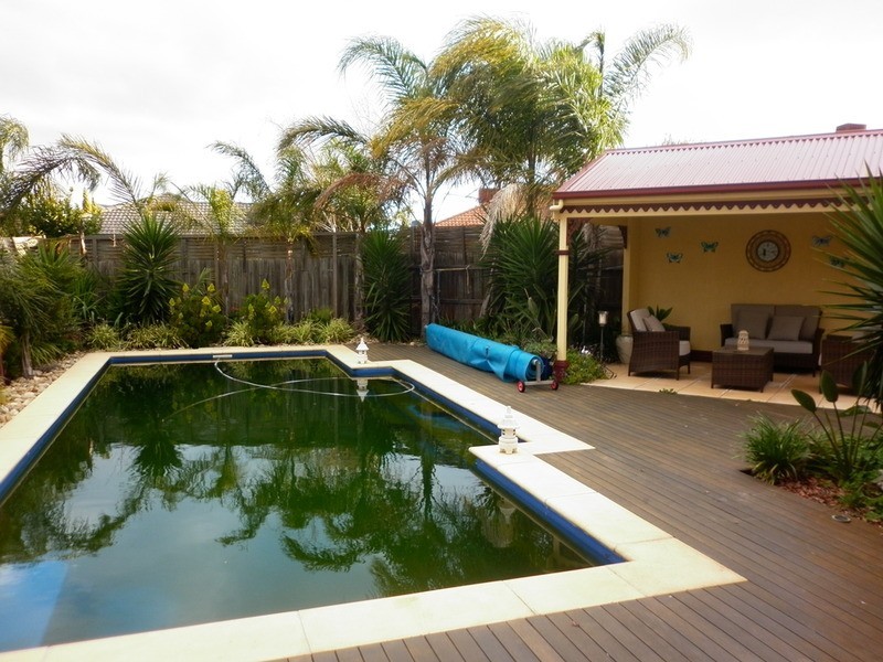 10 Roper  Court, Taylors Lakes VIC 3038