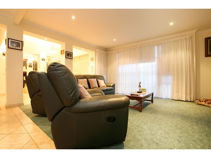 28 Verona  Drive, Taylors Lakes VIC 3038