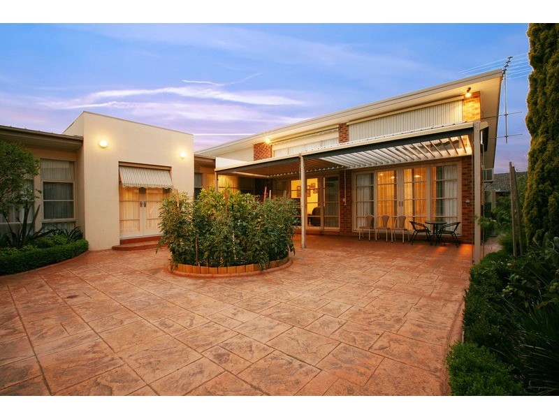 28 Verona  Drive, Taylors Lakes VIC 3038