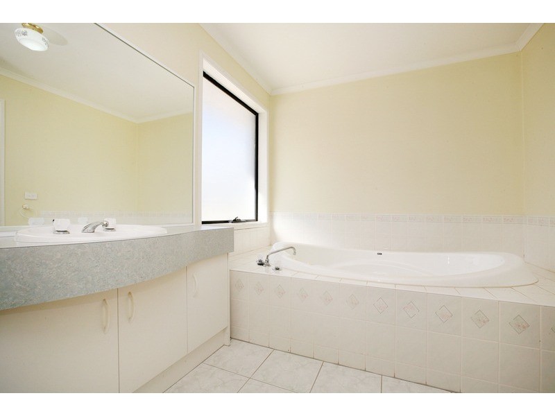 21 Salvana Court, Taylors Lakes VIC 3038