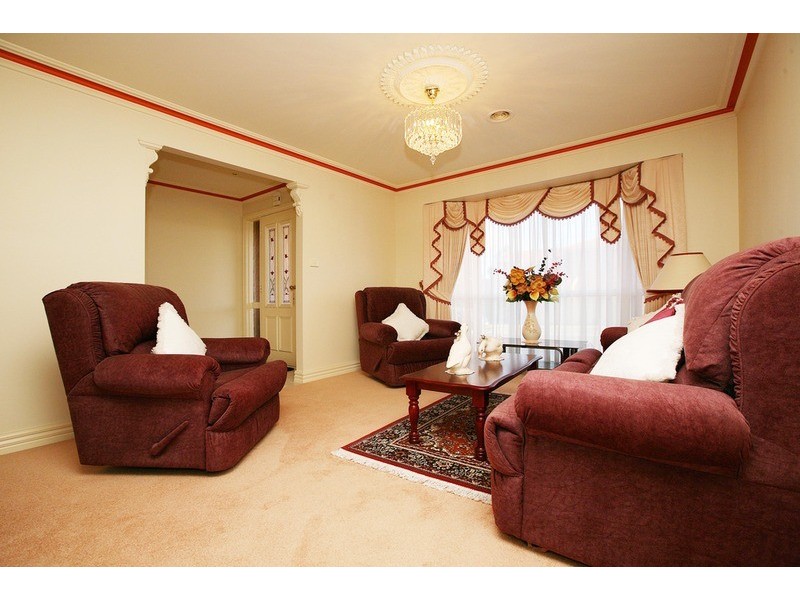 13 Whitmore  Place, Hillside VIC 3037