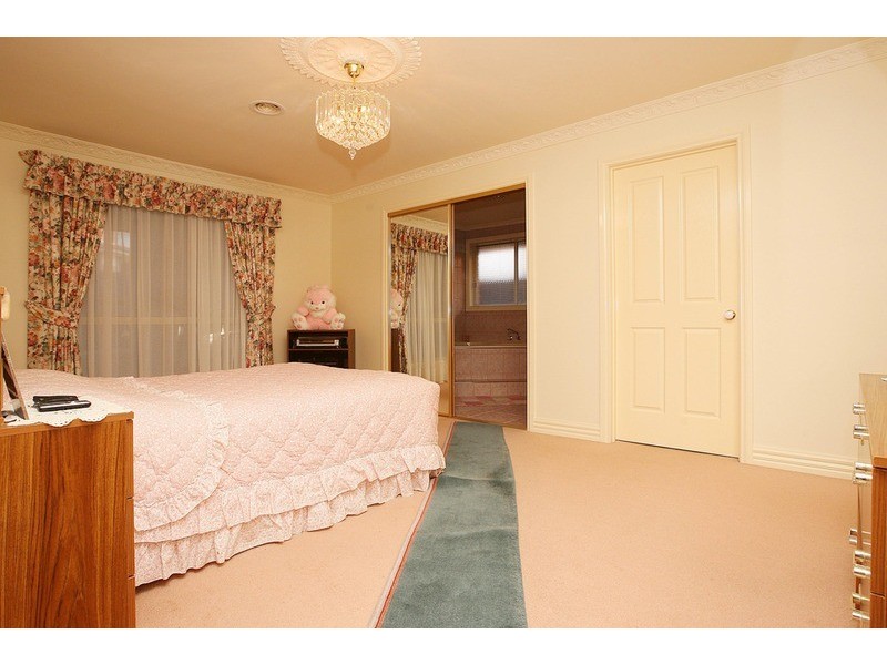 13 Whitmore  Place, Hillside VIC 3037