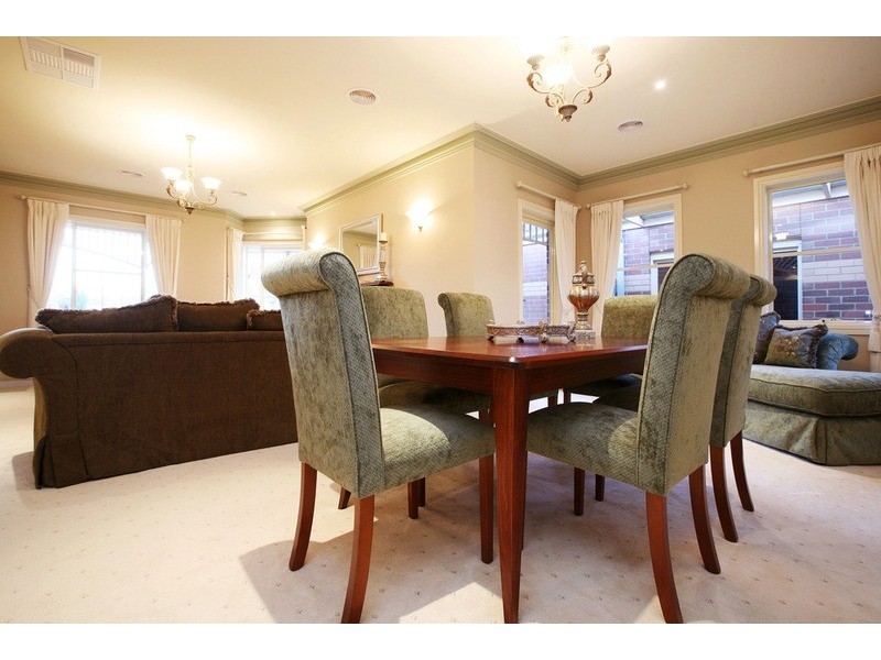 9 Sovereign Way, Hillside VIC 3037