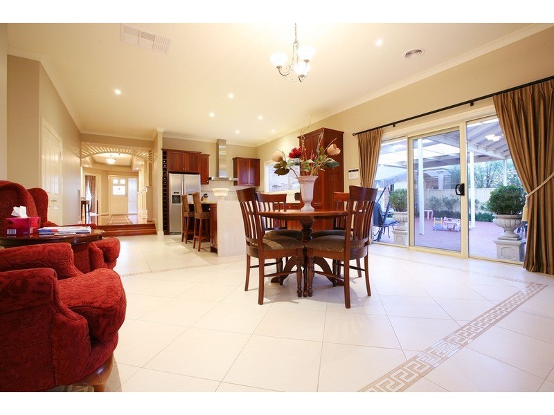 9 Sovereign Way, Hillside VIC 3037