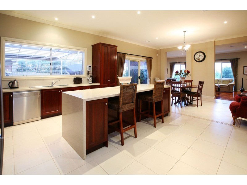 9 Sovereign Way, Hillside VIC 3037