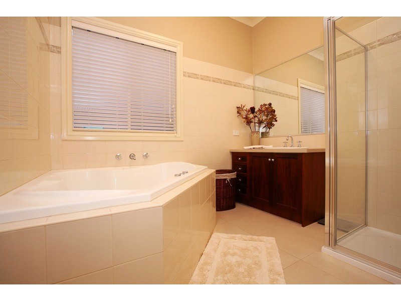 9 Sovereign Way, Hillside VIC 3037