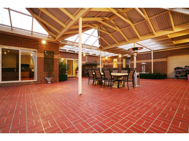 9 Sovereign Way, Hillside VIC 3037