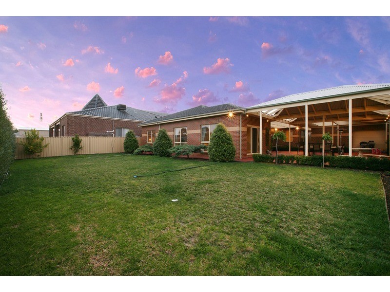 9 Sovereign Way, Hillside VIC 3037