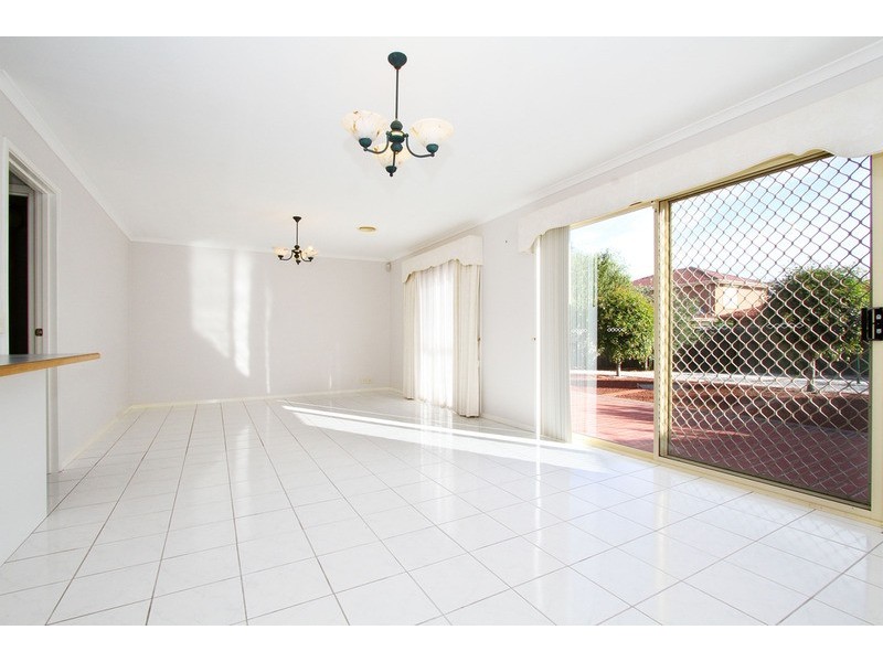 33 McCubbin Drive, Taylors Lakes VIC 3038