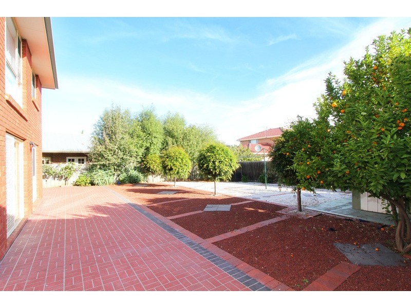 33 McCubbin Drive, Taylors Lakes VIC 3038