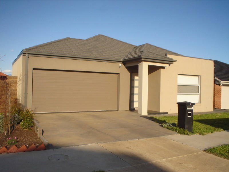 5 Oakview Parade, Caroline Springs VIC 3023